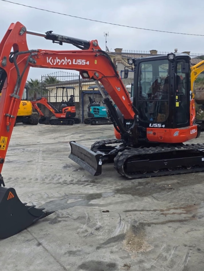 Kubota u55-4 25203 1 Miniescavatore KUBOTA U55-4 2018 vista frontale con cabina chiusa