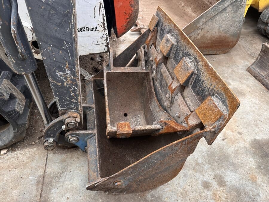 IHIMER VXT19 con benna da scavo montata