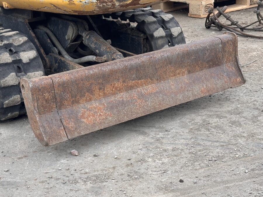 dettaglio lama con carro allargabile miniescavatore komatsu pc09