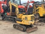 Minikoparka Komatsu PC09 z wahadłowym podwoziem i zerowym ogonem