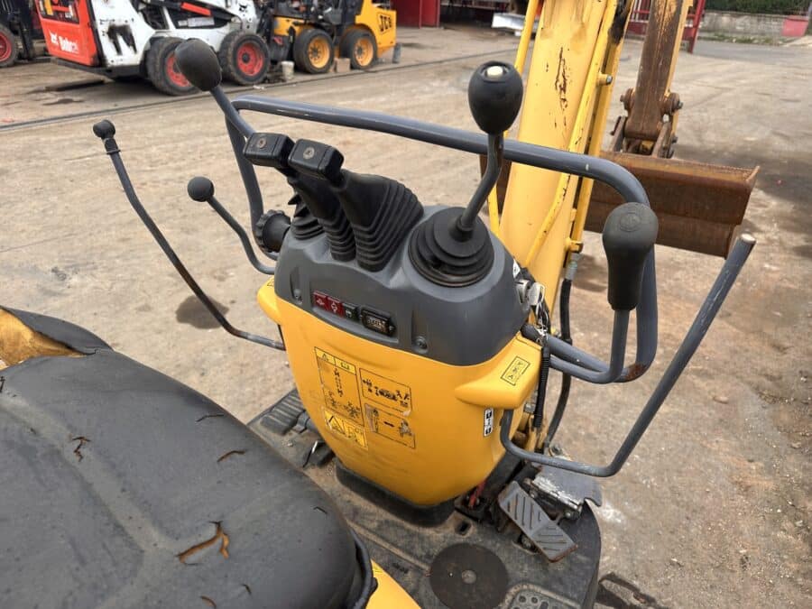 Postazione operatore miniescavatore Komatsu PC09 cabina aperta