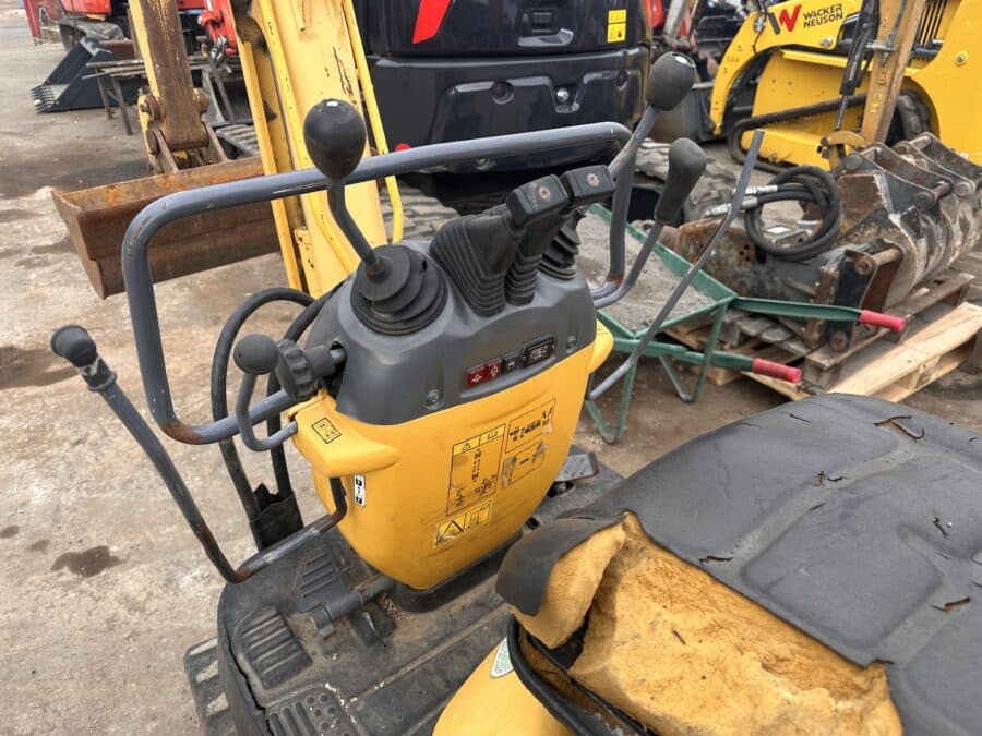 Postazione operatore miniescavatore Komatsu PC09 cabina aperta