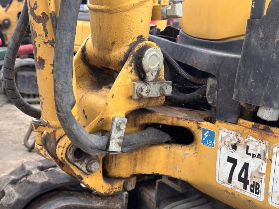 dettaglio attacco boom con impianto idraulico su komatsu pc09
