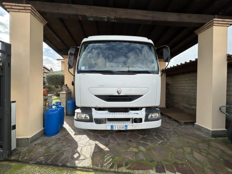 RENAULT 210.37E3 tipper with Bonfiglioli crane front view in Anguillara Sabazia