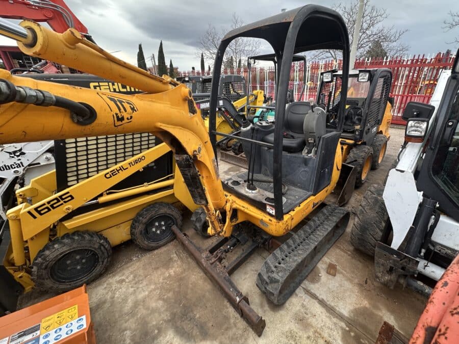 JCB 8018CTS vista frontale cabina aperta carro variabile