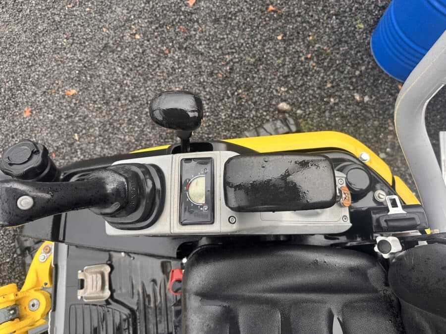 comandi di destra con orologio wacker neuson ez17