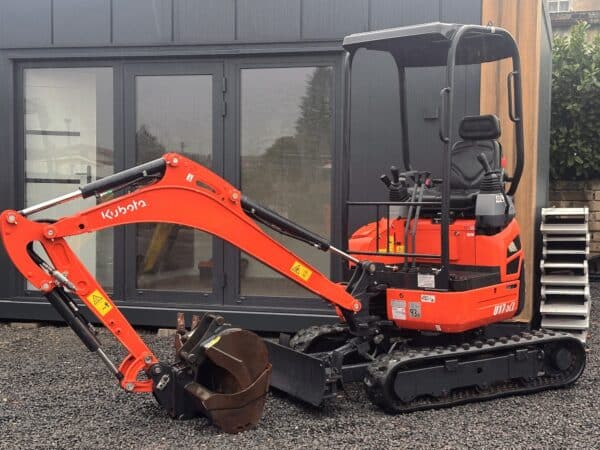 Home 10 Kubota U17-3a vista frontale con cingoli in gomma