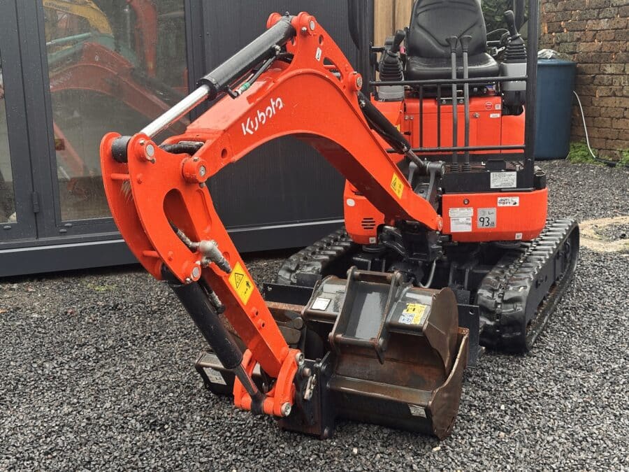 Détail de la flèche monolithique avec 3 godets kubota u17-3a