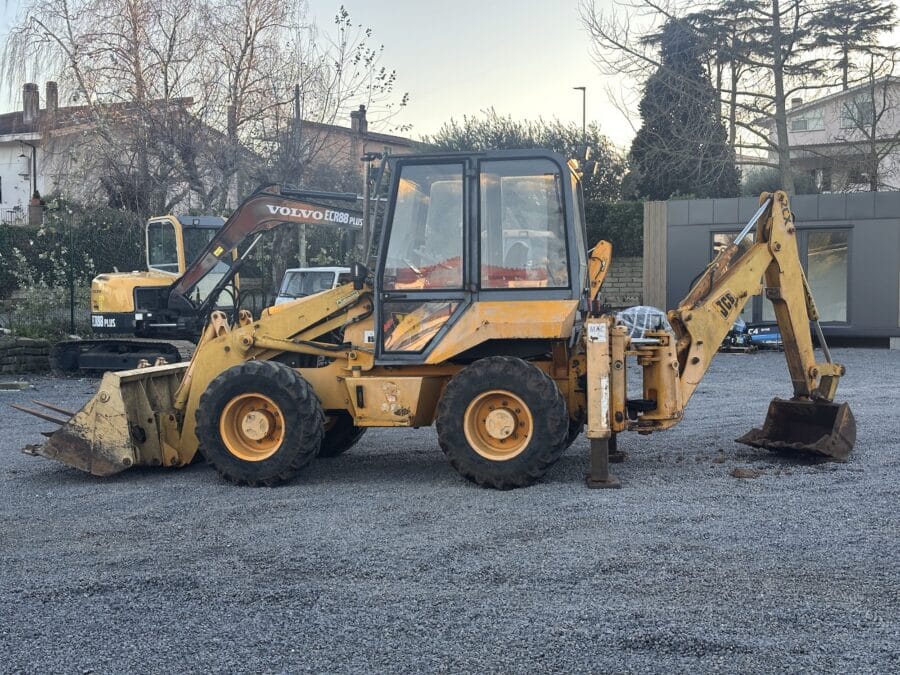 Vista lateral JCB 2CX 5200 kg para trabajos viales