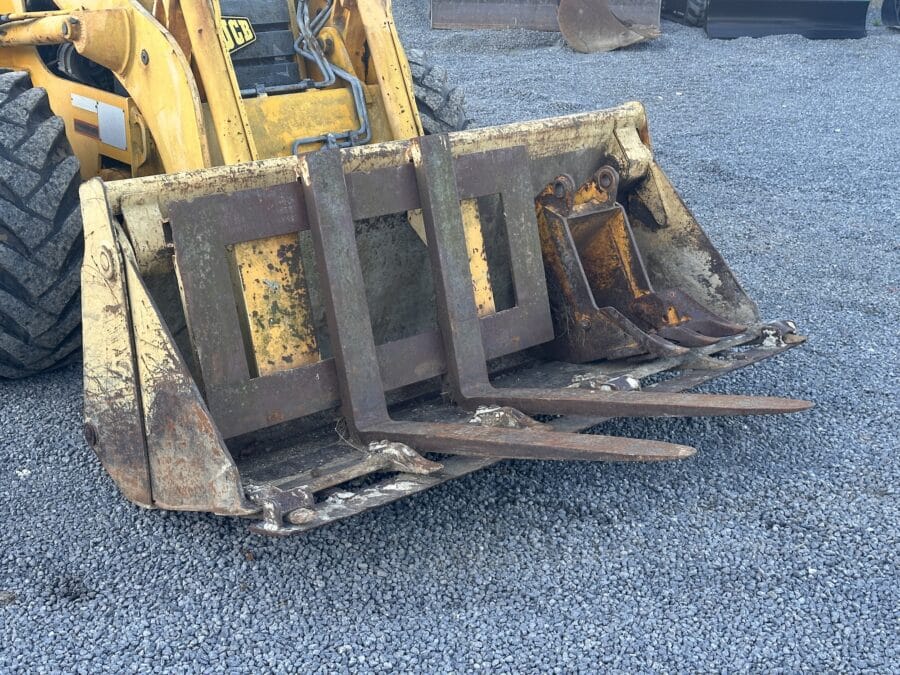 Benna mordente anteriore e forche su JCB 2CX