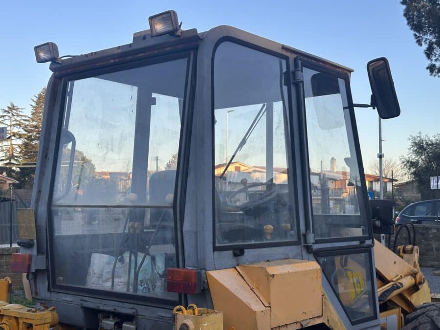 dettaglio cabina chiusa jcb 2cx
