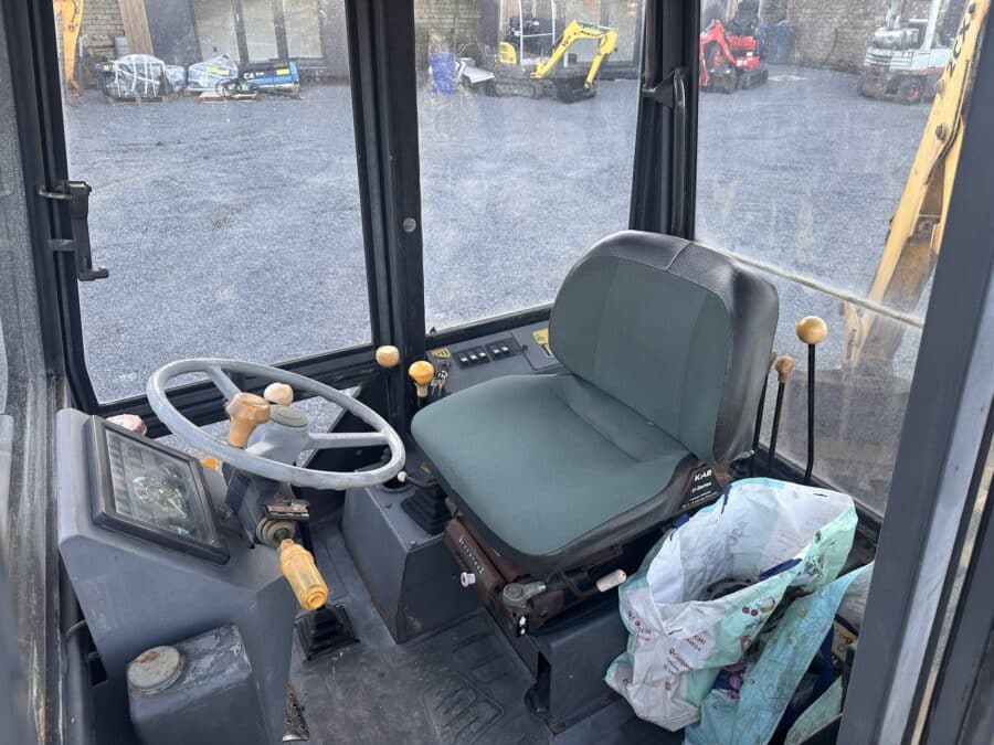 Interni cabina chiusa JCB 2CX comandi operatore