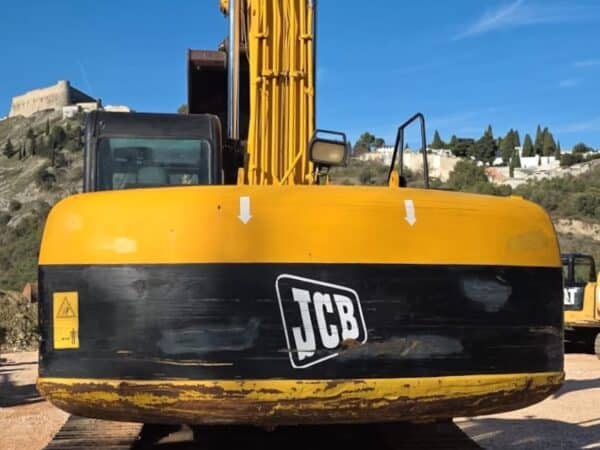 Vista posteriore escavatore JCB JS220NC
