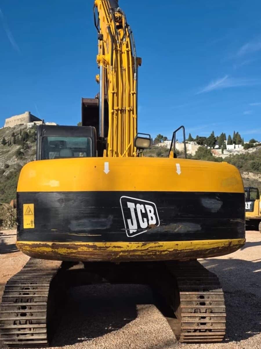 Vista posteriore escavatore JCB JS220NC