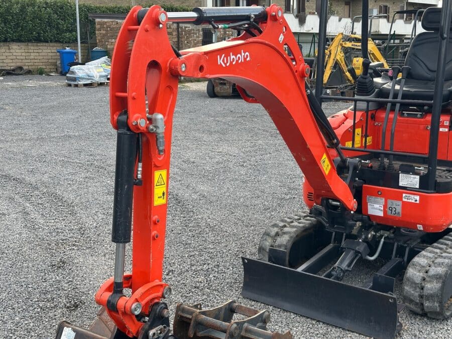 Kubota U17-3a con lama e braccio monolitico per scavi di precisione vista sinistra