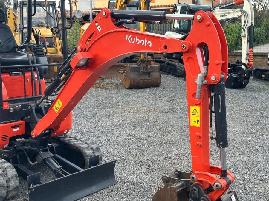 Kubota U17-3a con lama e braccio monolitico per scavi di precisione vista destra