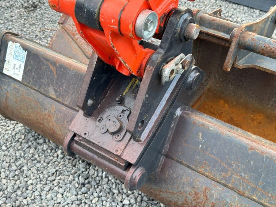 Escavatore Kubota U17-3a vista aggancio rapido manuale