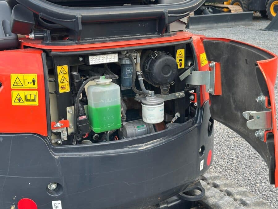 Kubota U17-3a pronto per cantieri urbani e lavori di precisione vista motore