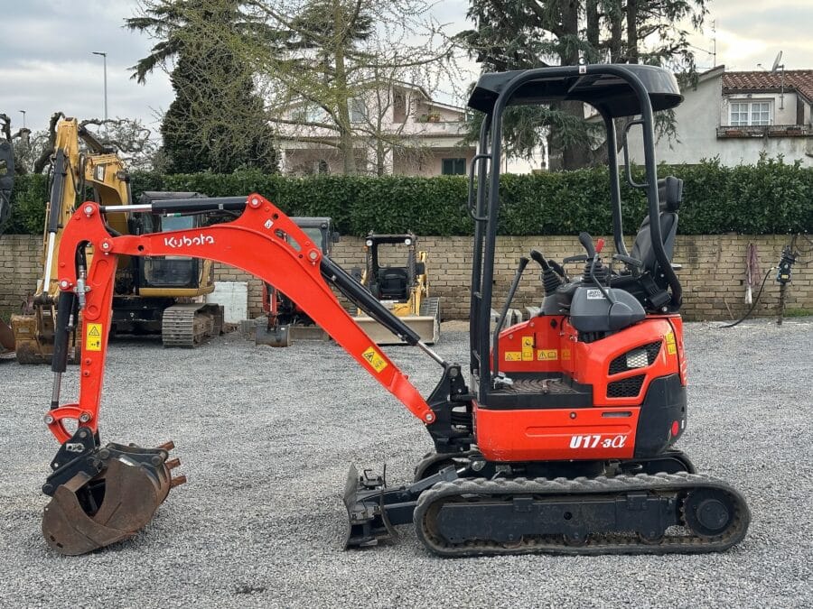 Escavatore Kubota U17-3a girosagoma per lavori vicino a muri e recinzioni