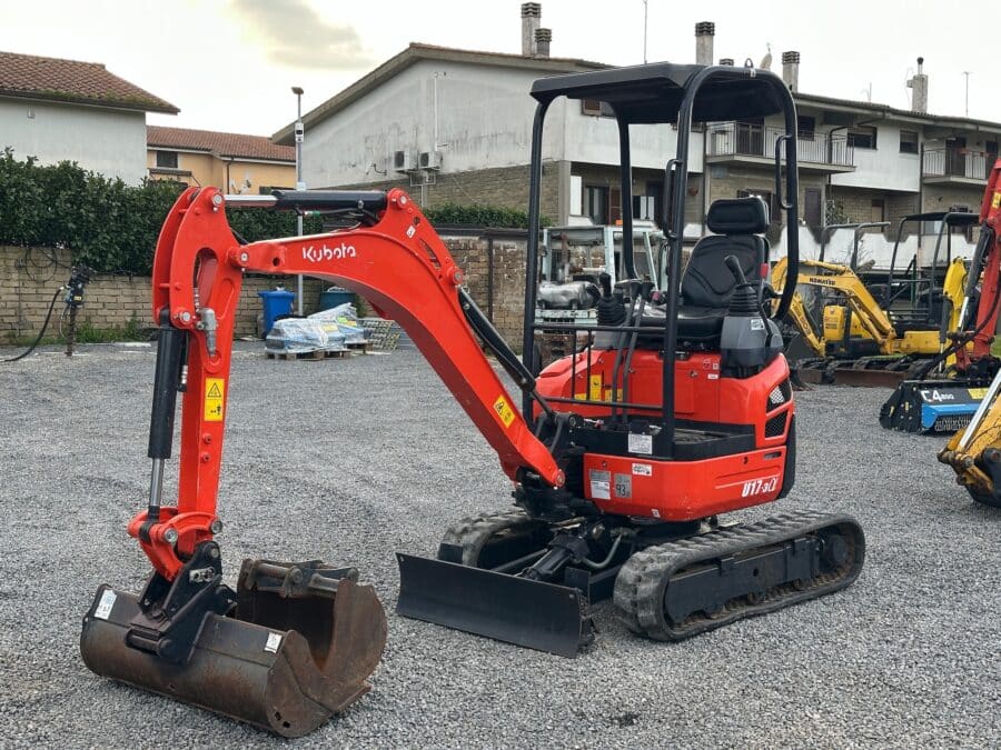 Miniescavatore Kubota U17-3a con martello demolitore e benne