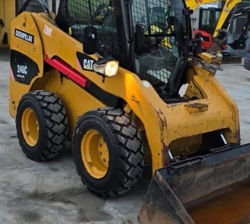 Caterpillar 246C completa di benna