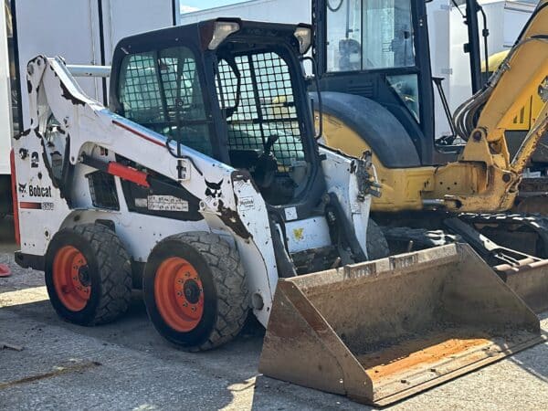 Vista laterale Bobcat S570 compatta e potente