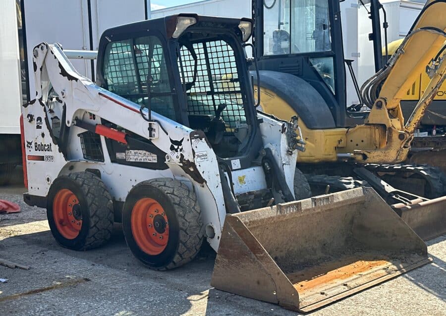 Vista laterale Bobcat S570 compatta e potente
