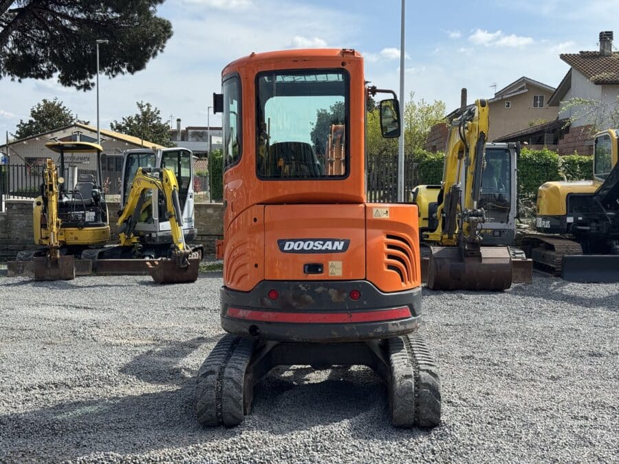 DOOSAN DX30Z vista posteriore