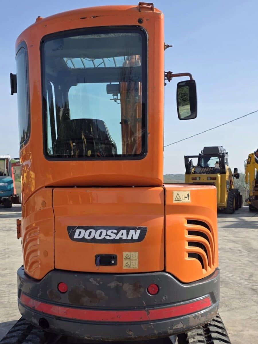 DOOSAN DX30Z rear view