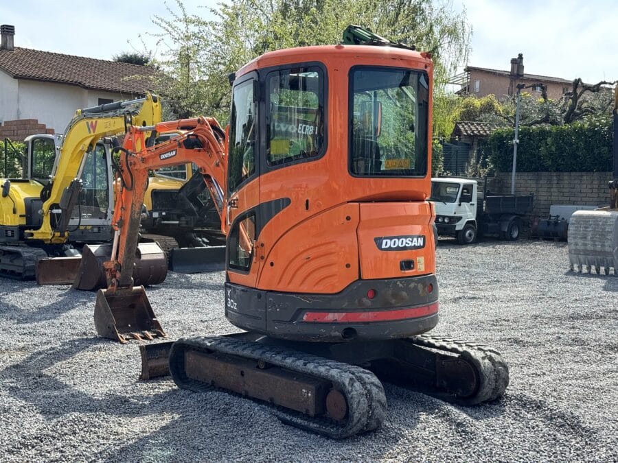DOOSAN DX30Z girosagoma compatto in cantiere