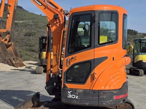 Miniescavatore DOOSAN DX30Z per cantieri urbani