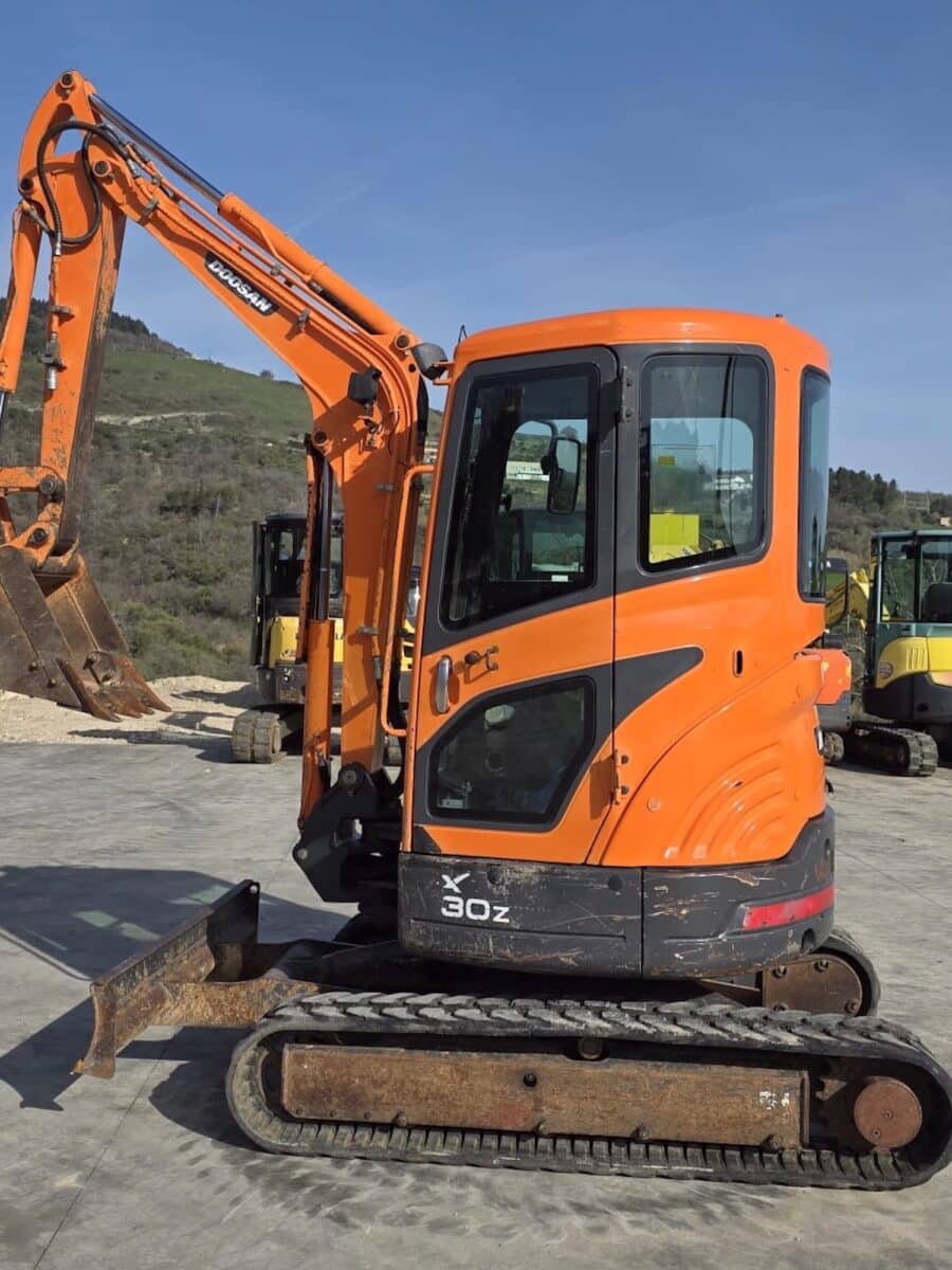 DOOSAN DX30Z mini excavator for urban construction sites