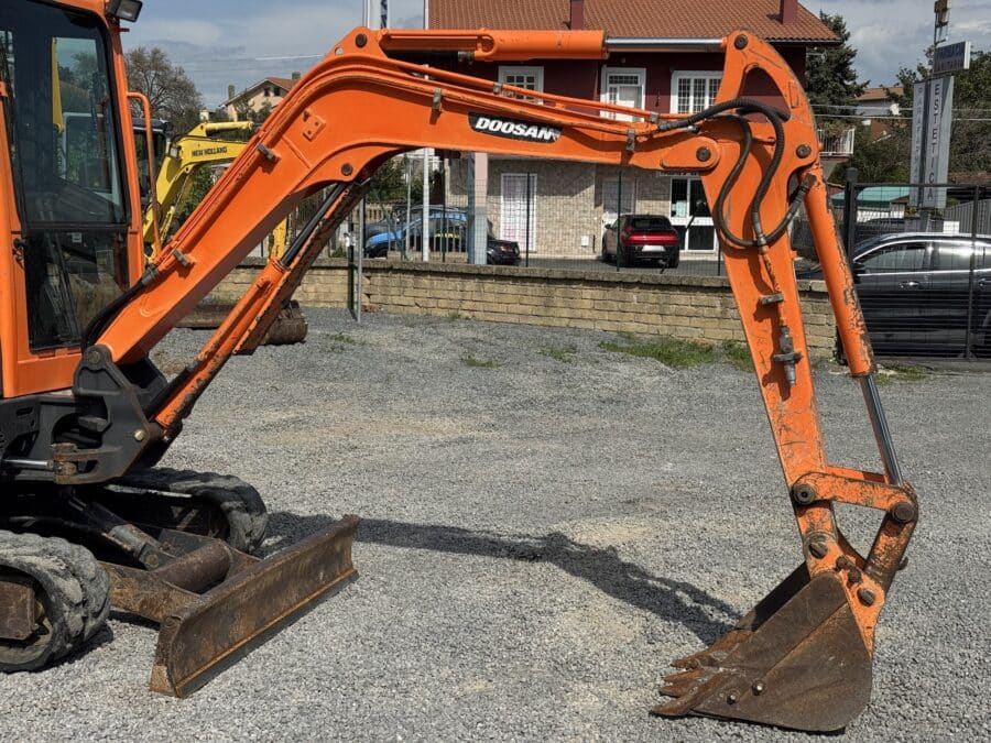 DOOSAN DX30Z dettaglio braccio monolitico impianto martello