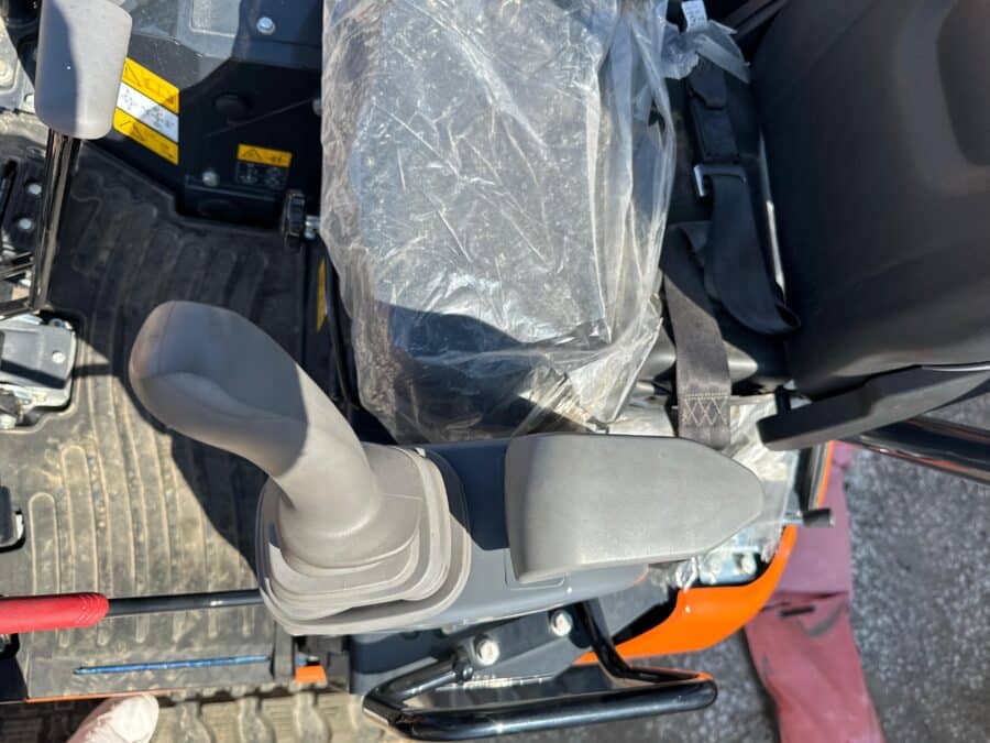 Hitachi ZX19U dettaglio comandi vista operatore sx