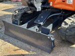 Hitachi ZX19U dettaglio lama livellatrice sx