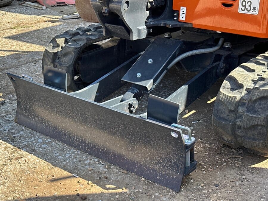 Hitachi ZX19U dettaglio lama livellatrice sx