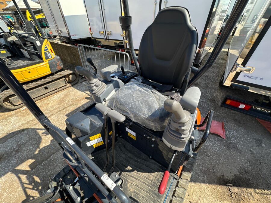 Dettaglio cabina aperta HITACHI ZX19U