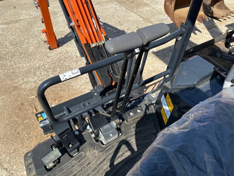 Hitachi ZX19U dettaglio comandi vista operatore