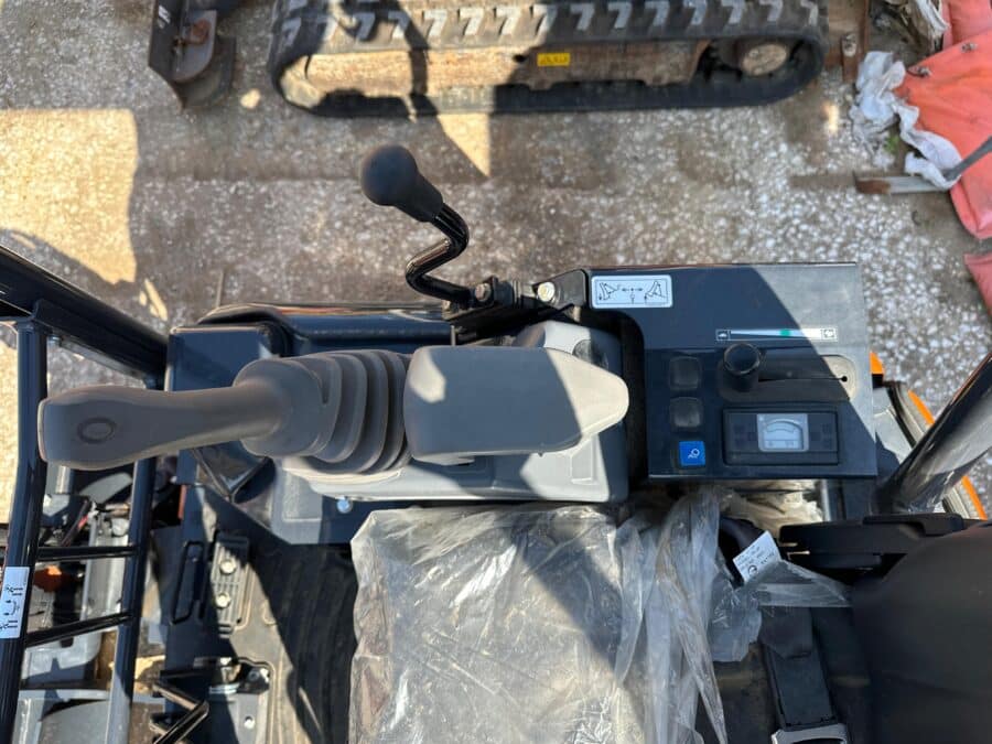 Hitachi 19U dettaglio comandi vista operatore dx