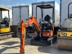 Miniescavatore Hitachi ZX19U vista frontale con lama