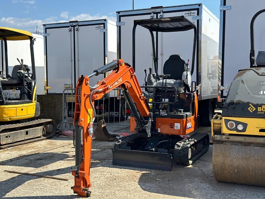 Miniescavatore Hitachi ZAXIS 19U vista frontale con lama