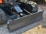 Hitachi ZX19U dettaglio lama livellatrice dx