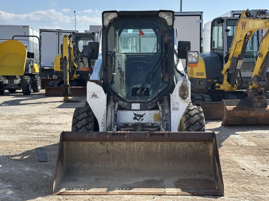 Vue avant mini-chargeur Bobcat S590 compact