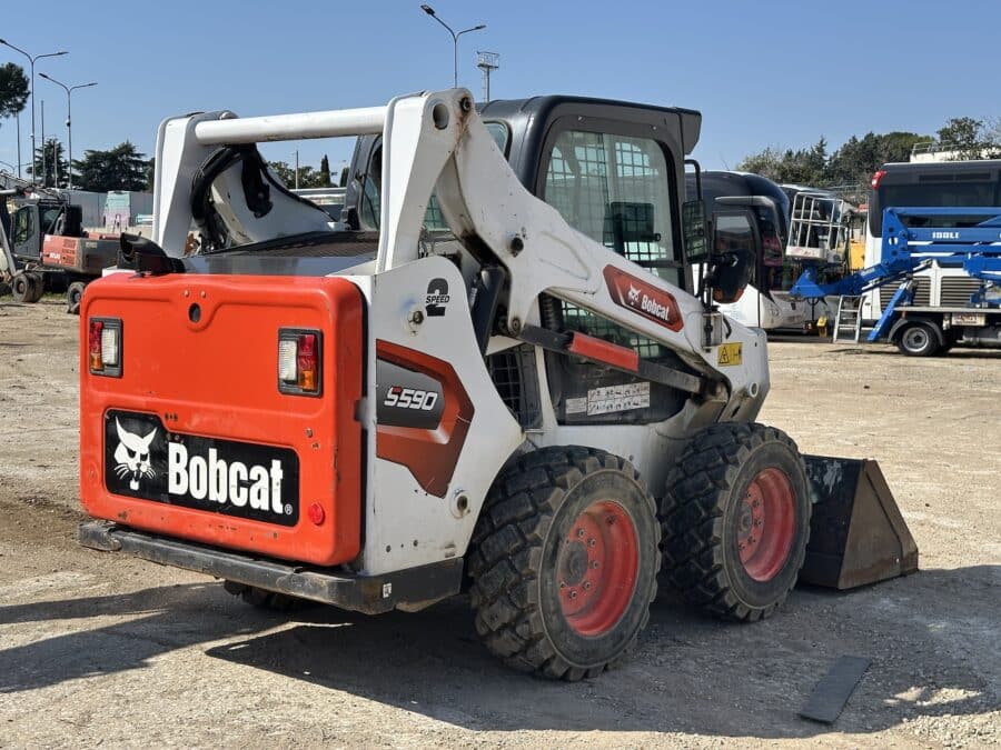 Mini-chargeur Bobcat S590 chantier urbain