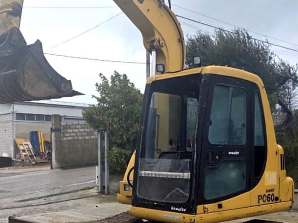 Komatsu PC60 cabina chiusa dettaglio operatore