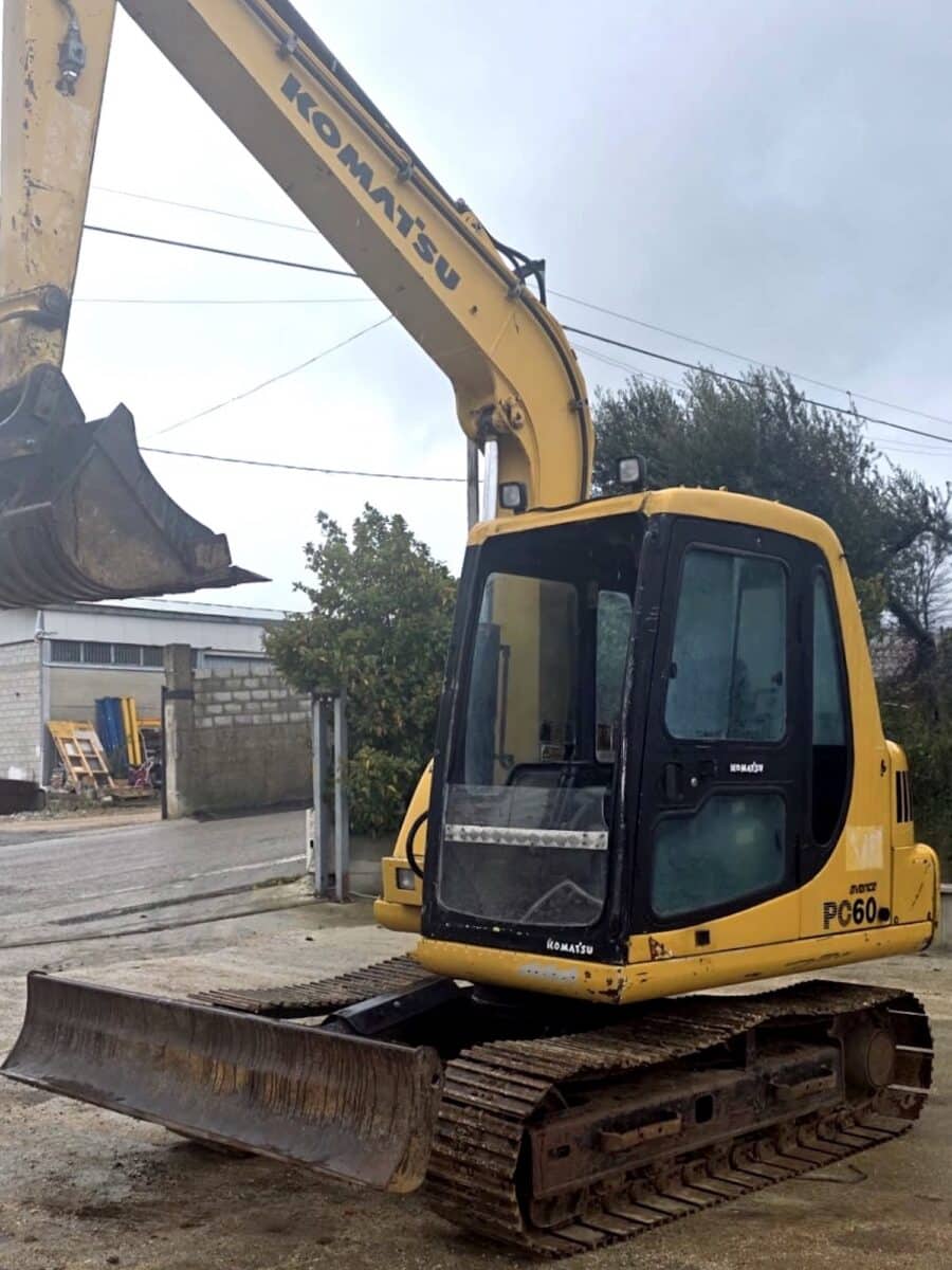 Komatsu PC60 cabina chiusa dettaglio operatore