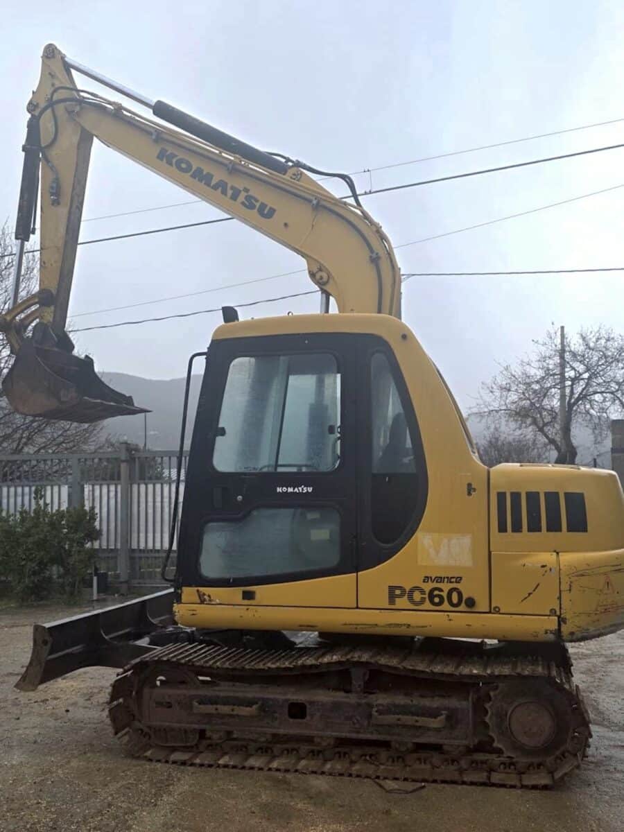 escavatore Komatsu PC60 usato vista laterale