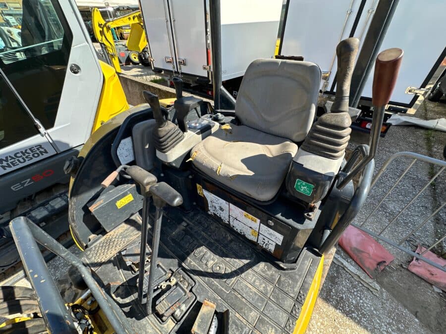 compattezza Miniescavatore Komatsu PC26MR-3 per edilizia leggera vista cabina aperta