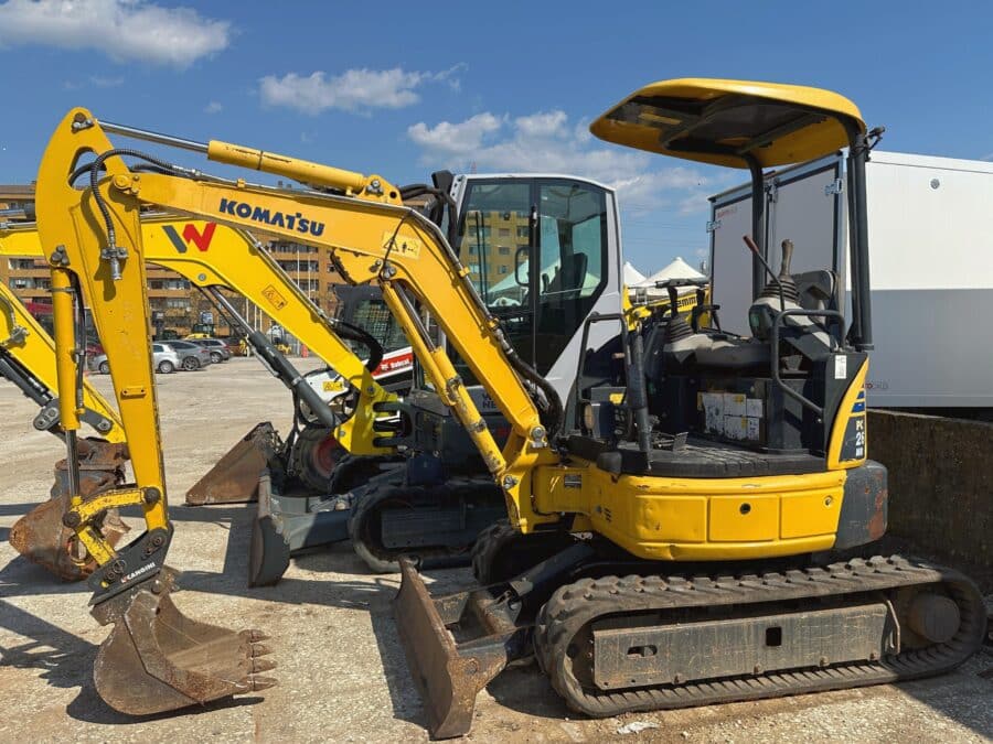Miniescavatore Komatsu PC26MR-3 girosagoma in cantiere