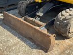 Komatsu PC26MR-3 vista frontale con lama